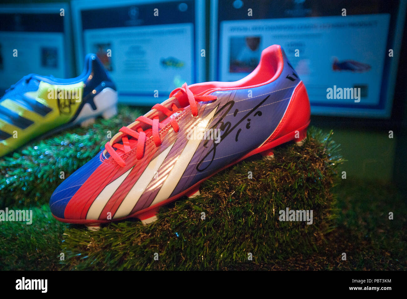 AMSTERDAM, PAESI BASSI - giu 3, 2015: scarpe da calcio all'Heineken  Experience Center, una storica Birreria per birra Heineken. Gerard Adriaan  Heineken Foto stock - Alamy