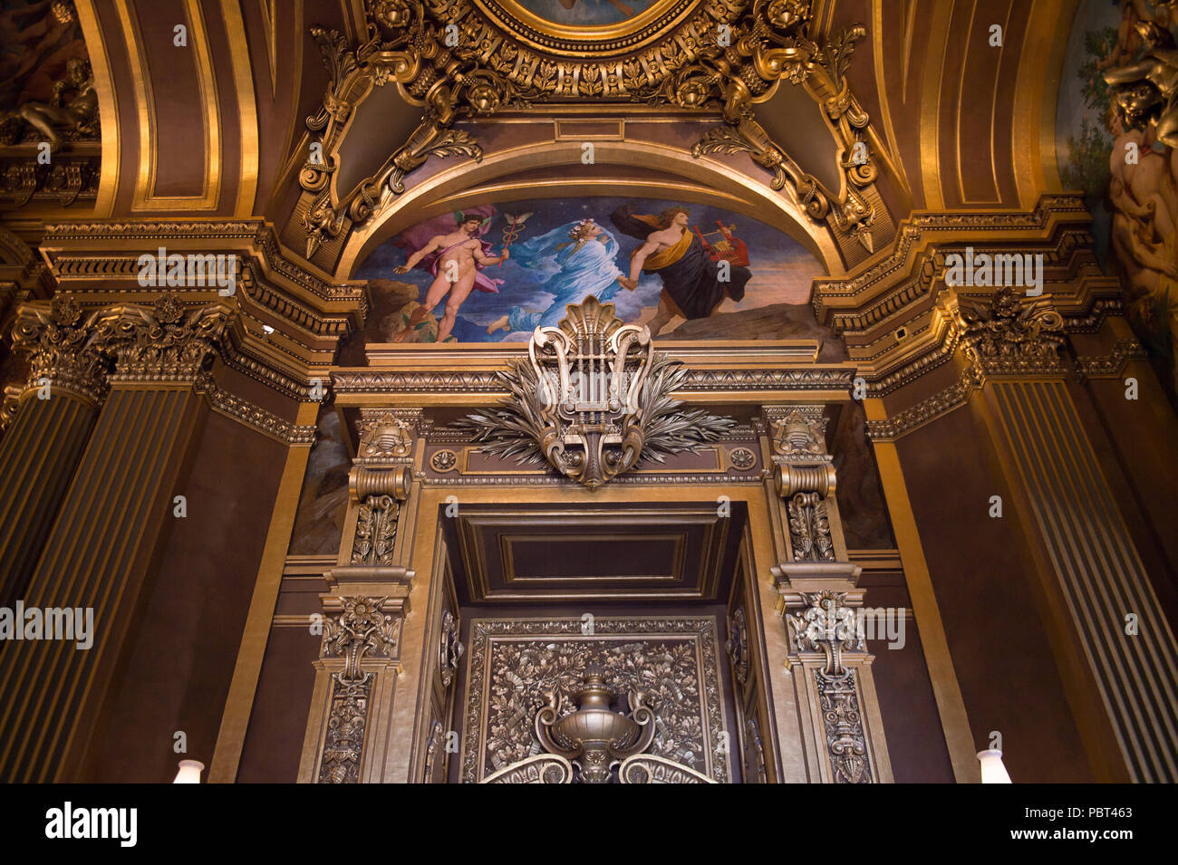 Parigi, Francia - giu 6, 2015: Interno del Palais Garnier (Opera Garnier) di Parigi, Francia. Esso è stato originariamente chiamato La Salle des Capucines Foto Stock