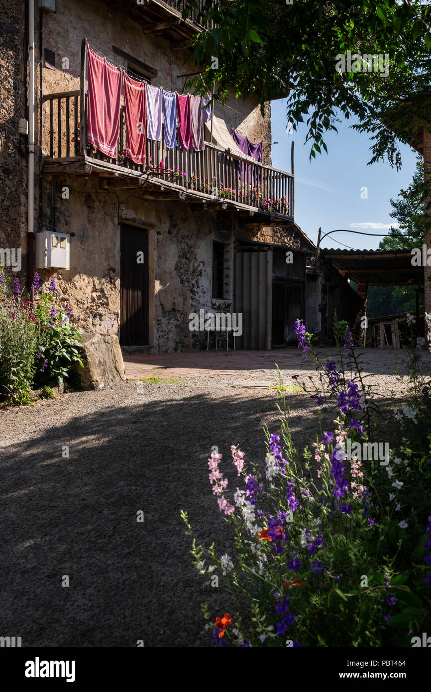 Gli asciugamani appesi ad asciugare sul balcone al primo piano di una casa nella periferia di Olot, Catalunya, Spagna Foto Stock