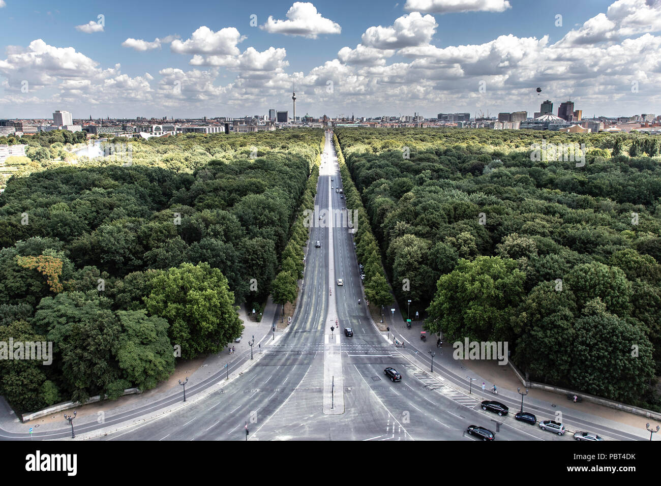 Visualizza in basso la Strasse des 17 Juni verso est e la Porta di Brandeburgo, Berlino, Germania Foto Stock