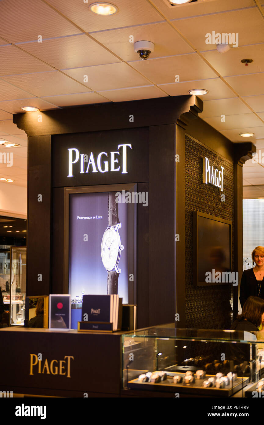 Parigi, Francia - giu 6, 2015: Piaget sezione alle Galeries Lafayette City Mall. È stato aperto nel 1912 Foto Stock