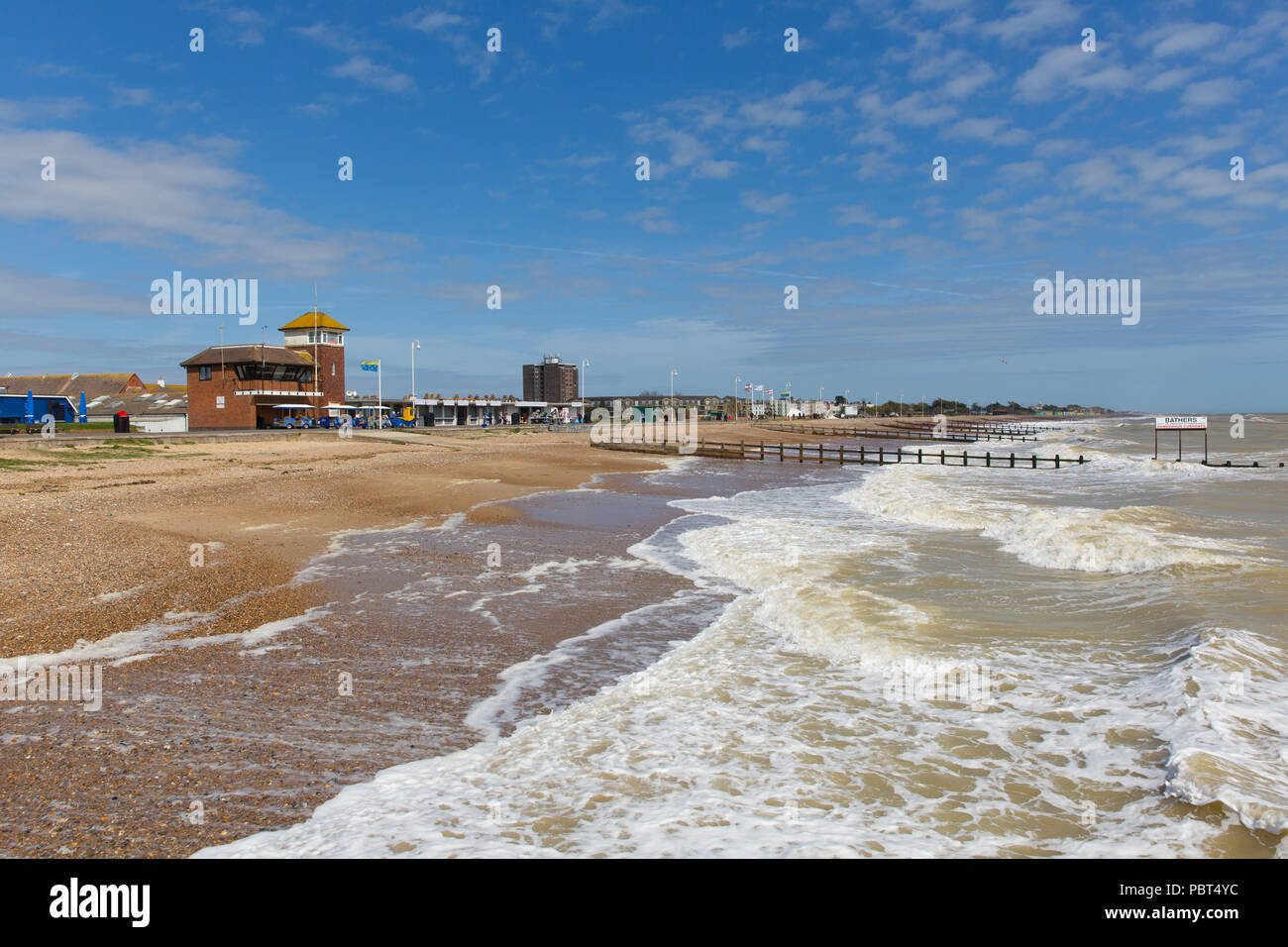 Littlehampton beach e onde West Sussex England Regno Unito Foto Stock