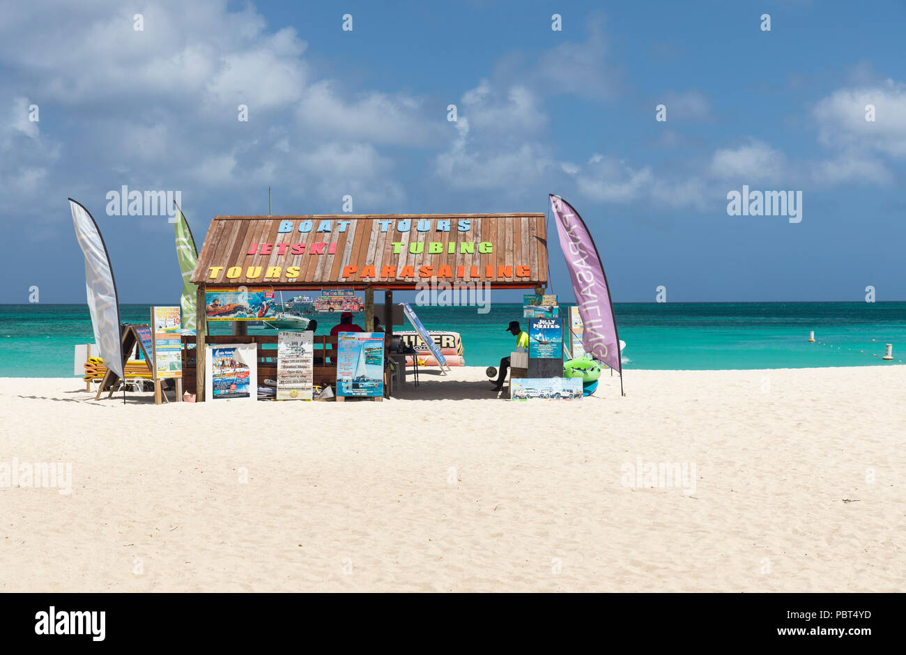 Sport acquatici e gite in barca prenotazioni area, Palm Beach, Aruba, dei Caraibi Foto Stock