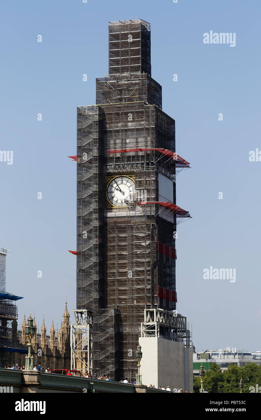 Il Big Ben e la torre di Elizabeth sotto una riparazione importante Tamigi Londra Foto Stock