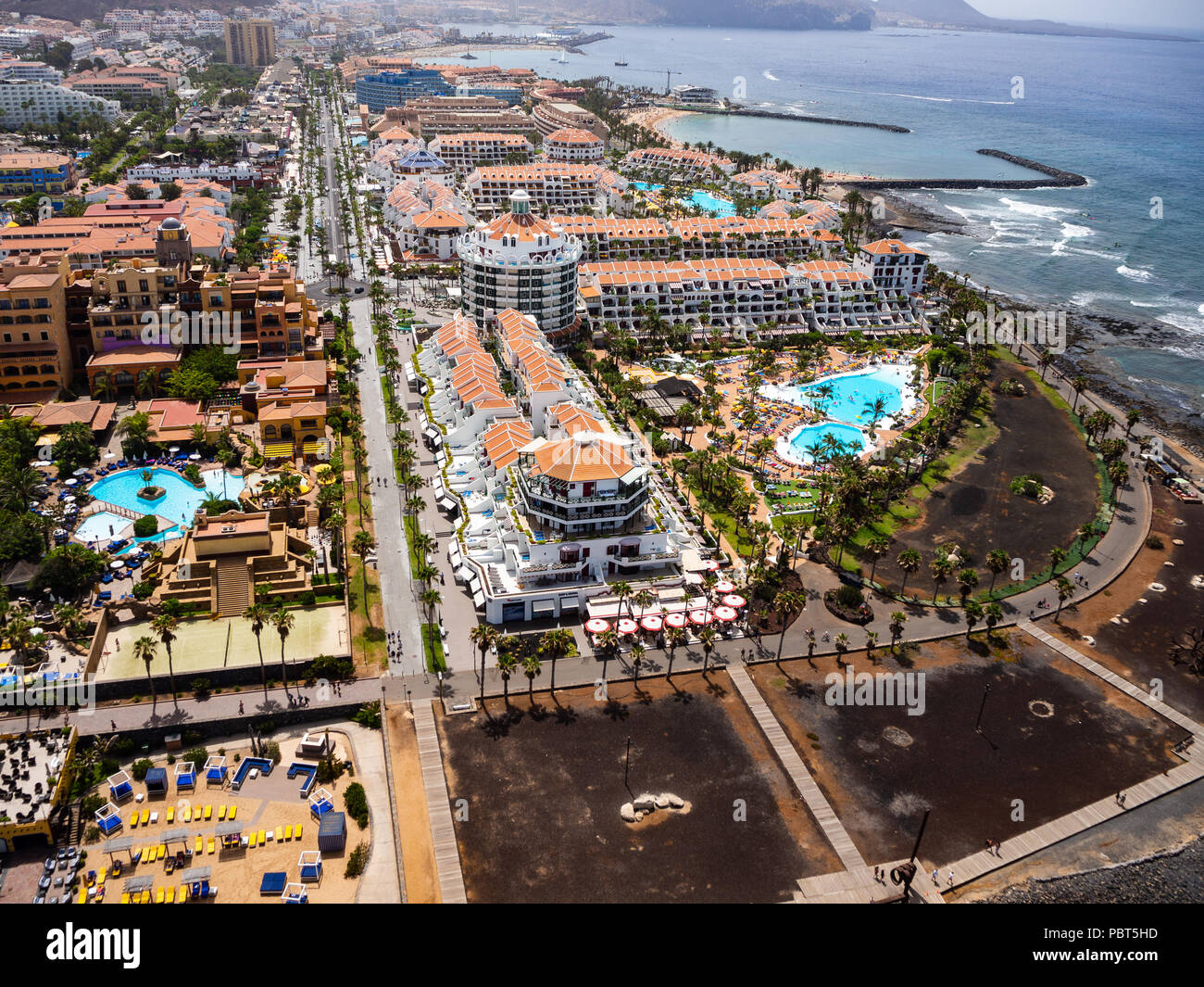 Vista aerea del lato sud dell'isola di Tenerife, inclusa Playa de las Americas Foto Stock