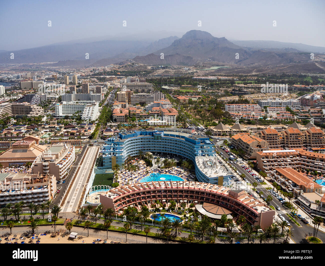 Vista aerea del lato sud dell'isola di Tenerife, inclusa Playa de las Americas Foto Stock