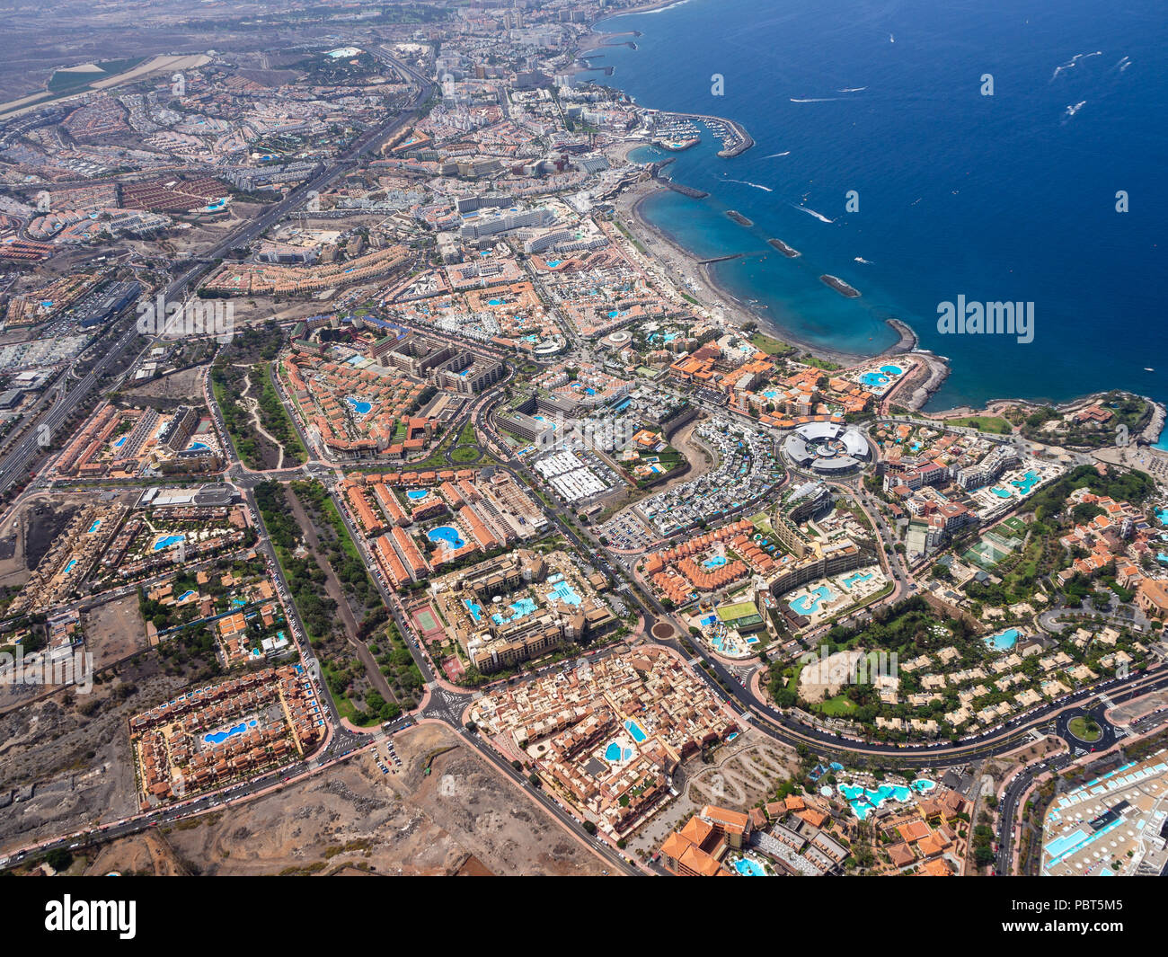 Vista aerea del lato sud dell'isola di Tenerife, inclusa Playa de las Americas Foto Stock