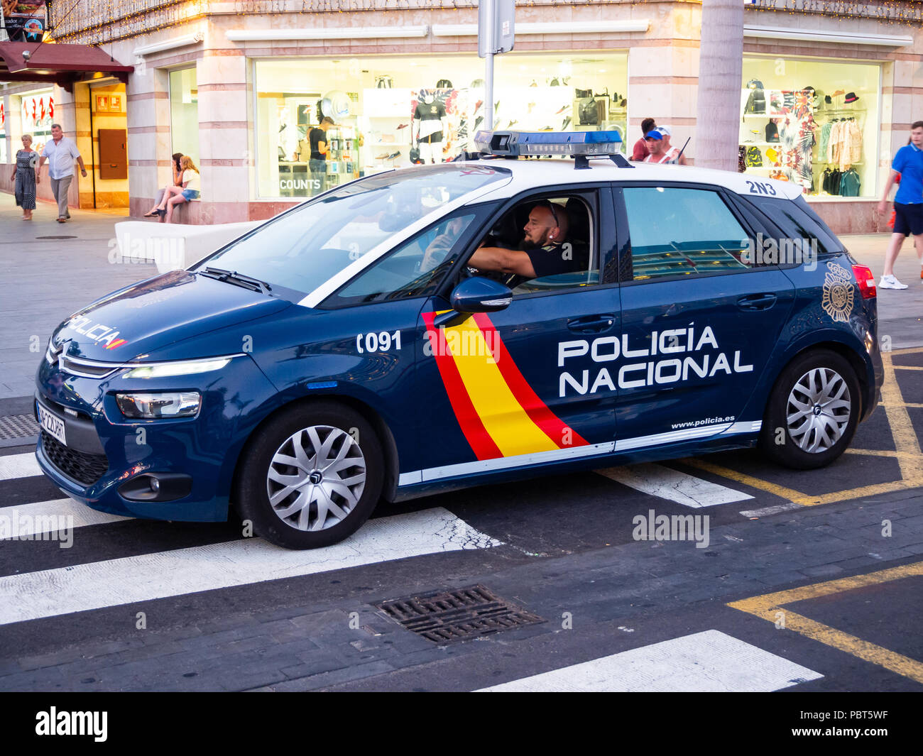 Playa de Las Americas, Tenerife, Spagna - Luglio 23, 2018: una polizia nazionale spagnola auto in Tenerife. Le forze di polizia nazionali sono principalmente responsabili di poli Foto Stock