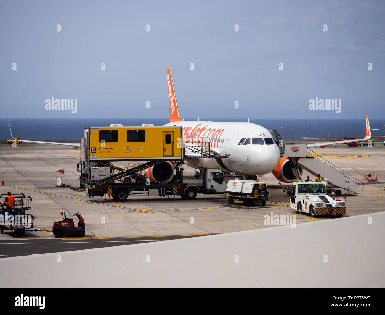 Playa de Las Americas, Tenerife, Spagna - 24 Luglio 2018: persone disabili di essere trasportati su un Easyjet Airbus aeroplano Foto Stock