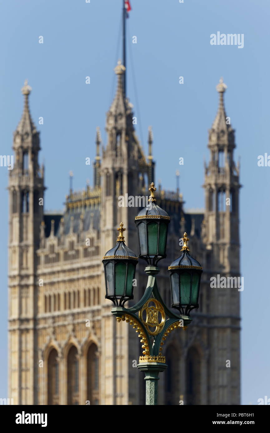 Lampada posta sul Westminster Bridge e Case di Parliment dietro a Londra Foto Stock