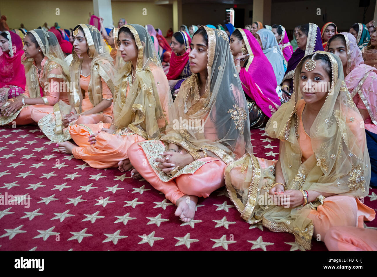 I membri di una festa nuziale vestiti simili a un matrimonio Sikh in Richmond Hill, Queens, a New York. Foto Stock