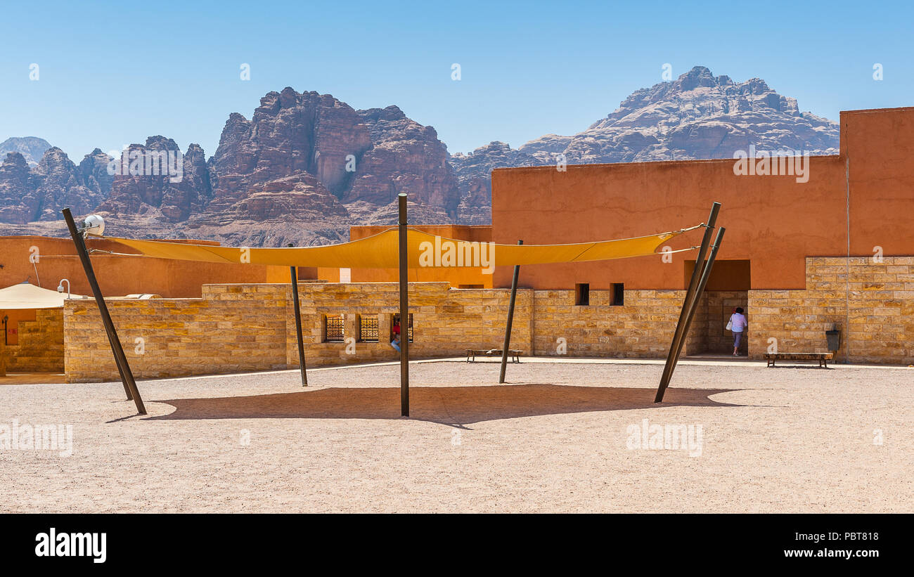 Il Wadi Rum, GIORDANIA - Apr 30, 2014: la parte interna del Wadi Rum Visitor Center. Wadi Rum valle è il sito Patrimonio Mondiale dell'UNESCO Foto Stock