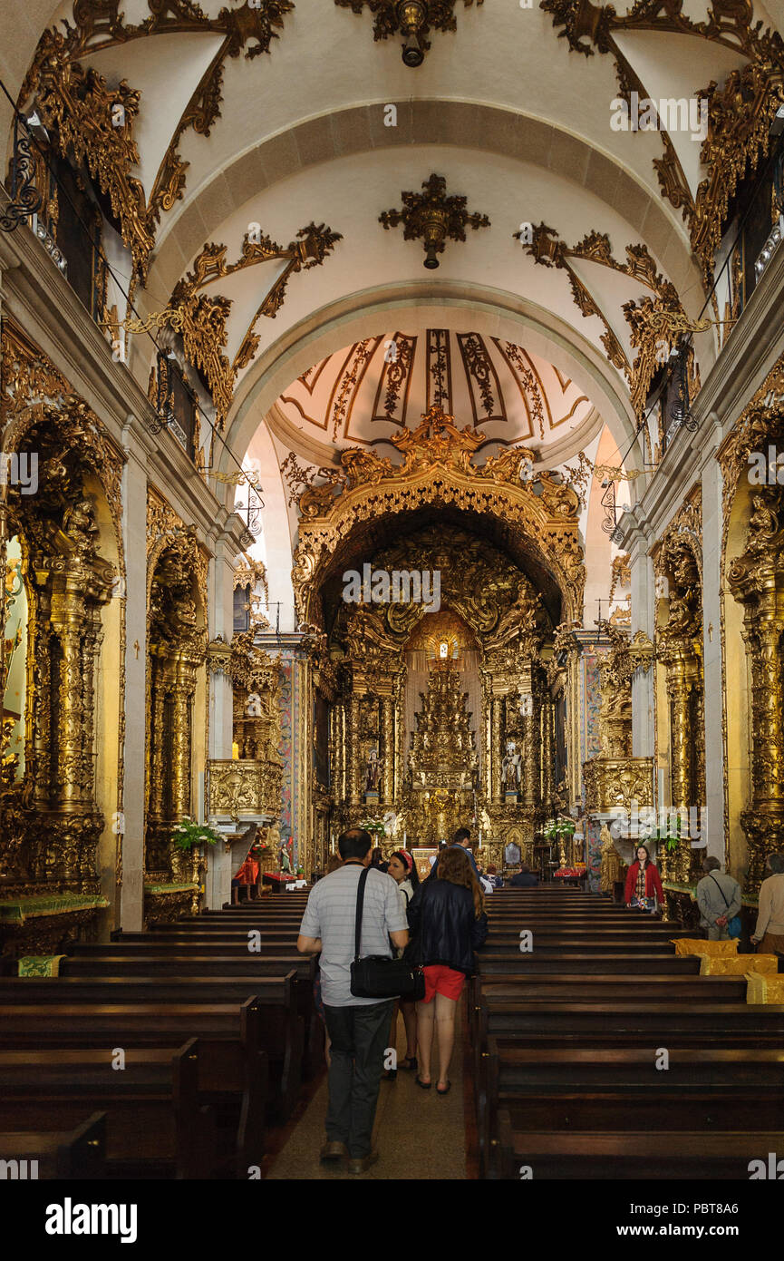 PORTO, Portogallo - giu 21, 2014: Interno della Igreja do Carmo in Porto, Portogallo. È stato costruito da Jose Figueiredo Seixas e aperta in Foto Stock