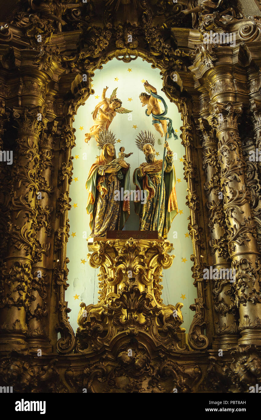 PORTO, Portogallo - giu 21, 2014: Interno della Igreja do Carmo in Porto, Portogallo. È stato costruito da Jose Figueiredo Seixas e aperta in Foto Stock