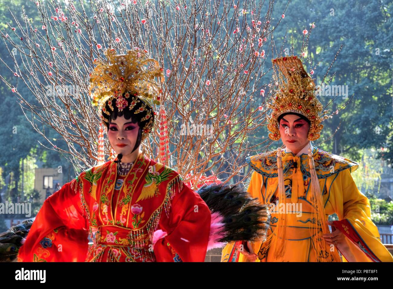 Il cantone, Cina - circa gennaio 2017: i due cantanti di opera Cantonese interprete nel parco. Foto Stock