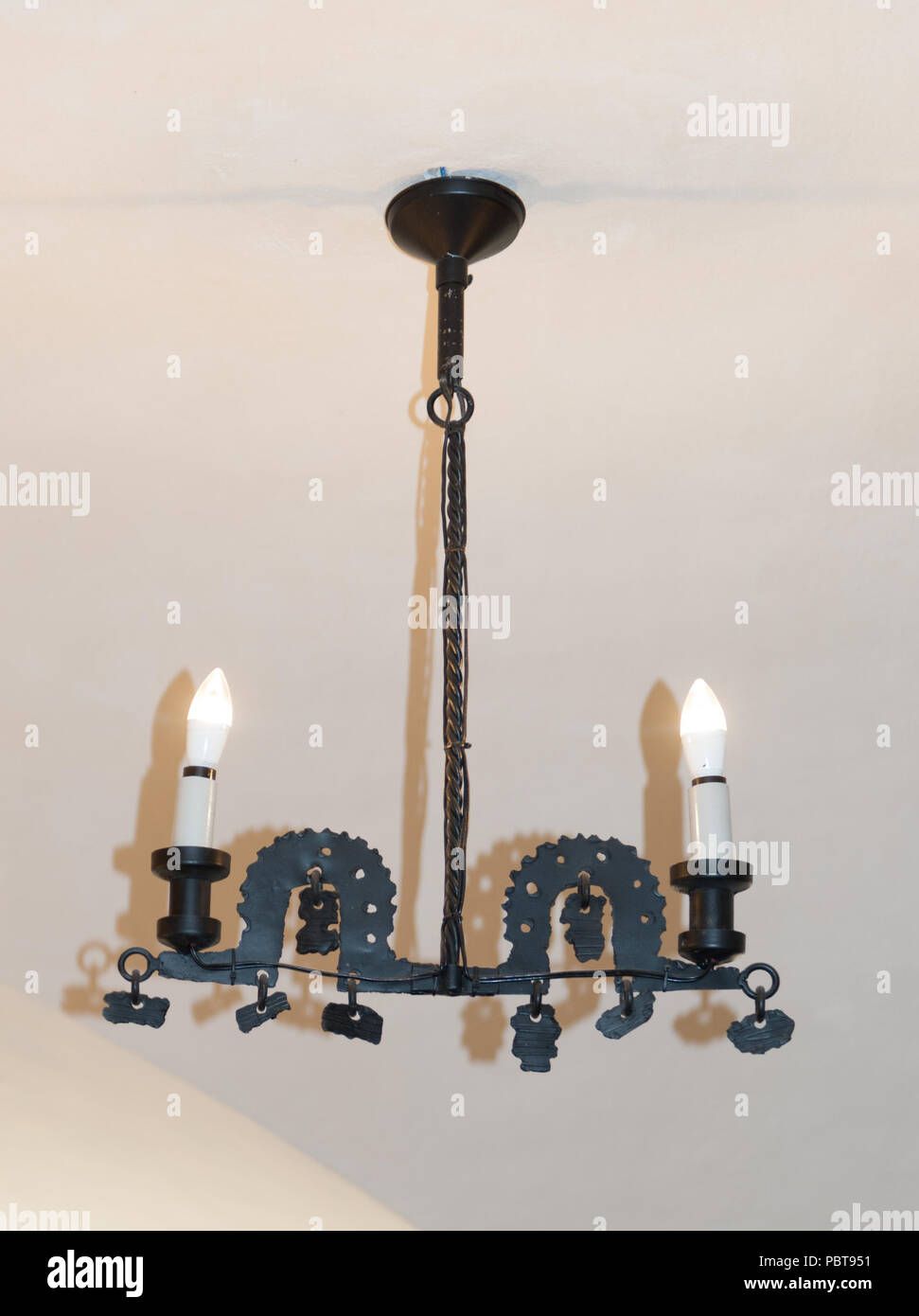 BRAN, Romania - 27 ottobre 2013: lampada nel Castello di Dracula nella crusca, Romania, il 27 ottobre 2013. Esso viene commercializzato come la casa del vampiro Dracul Foto Stock