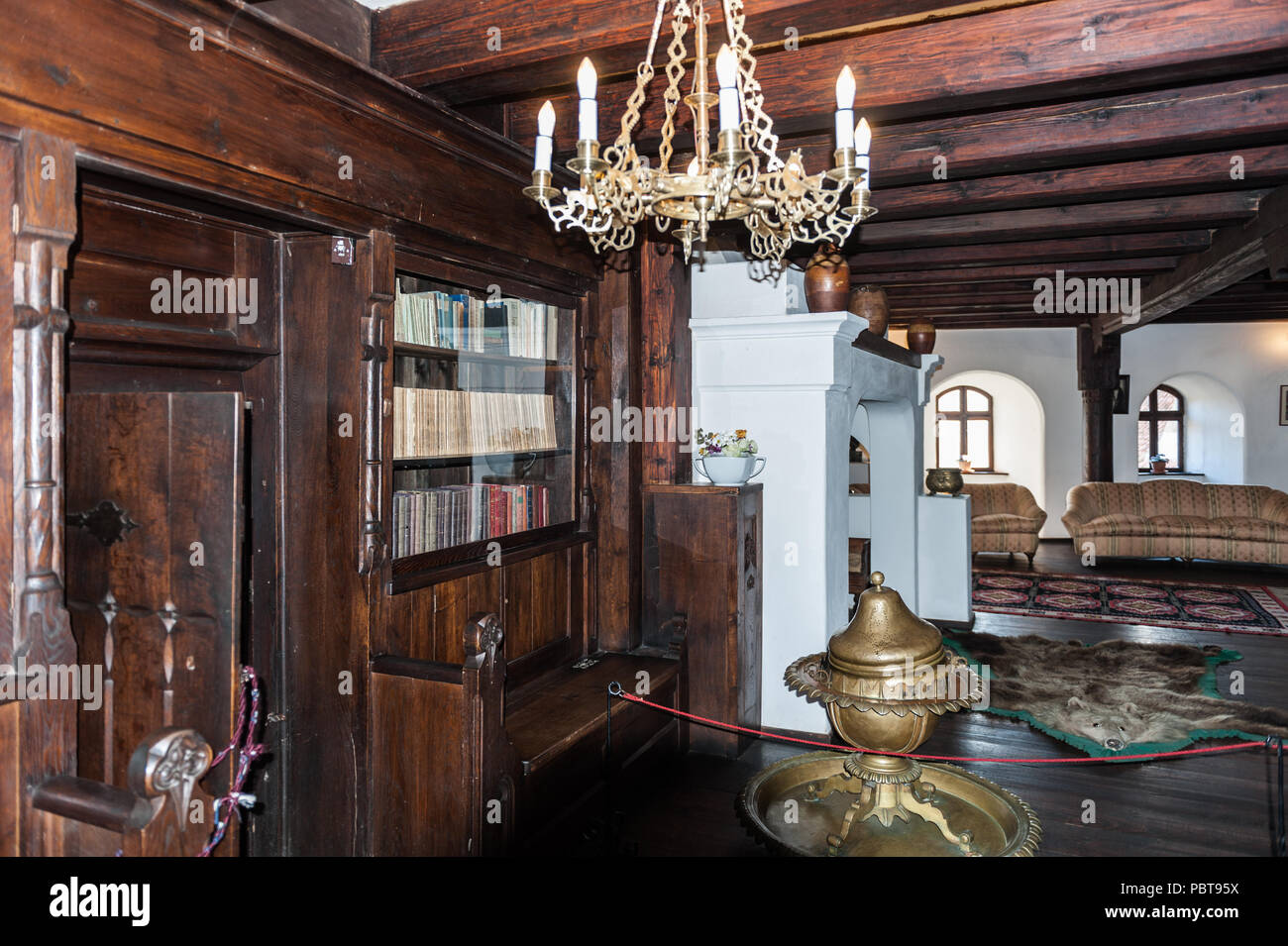 BRAN, Romania - 27 ottobre 2013: Sala nel castello di Dracula nella crusca, Romania, il 27 ottobre 2013. Esso viene commercializzato come la casa del vampiro Dracul Foto Stock