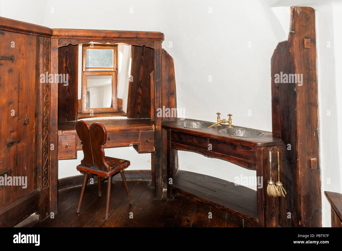 BRAN, Romania - 27 ottobre 2013: Sala nel castello di Dracula nella crusca, Romania, il 27 ottobre 2013. Esso viene commercializzato come la casa del vampiro Dracul Foto Stock