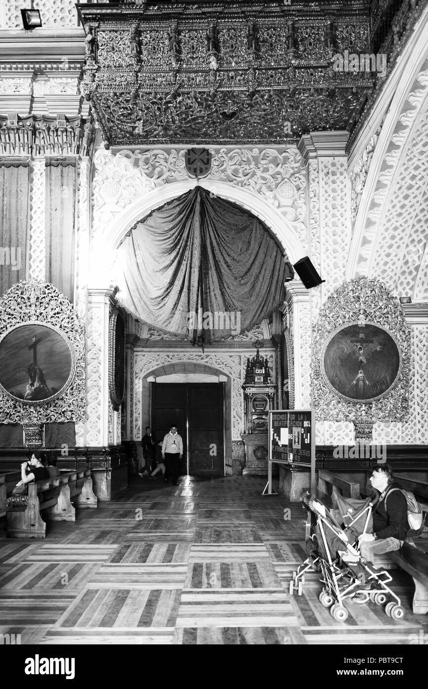 QUITO, ECUADOR - Jan 1, 2015: Interno della Churc di Merced nel centro storico di Quito. Centro storico di Quito è il primo UNESCO World Heri Foto Stock