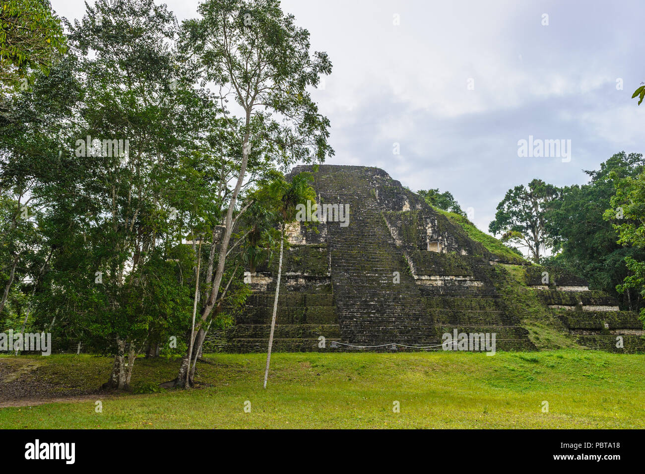 La piramide del Mundo Perdido, il più grande complesso cerimoniale risalenti al periodo Preclassic presso l'antica città maya di Tikal, nord del Guatemala. Foto Stock