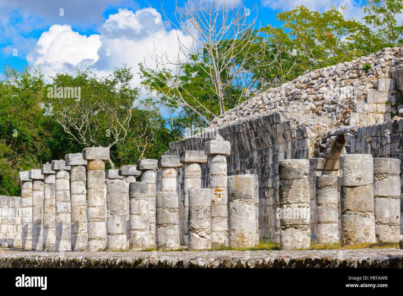 Le colonne del tempio di Chichen Itza, civiltà Maya. Messico Foto Stock