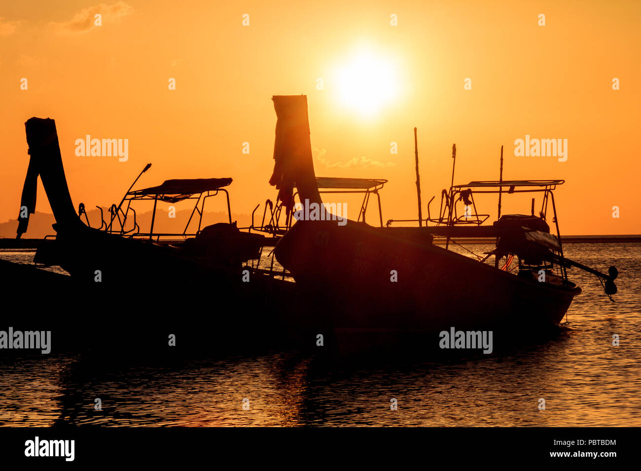 Sagome di lunga coda di barche da pesca, Pak Meng, Trang Provincia, Thailandia Foto Stock