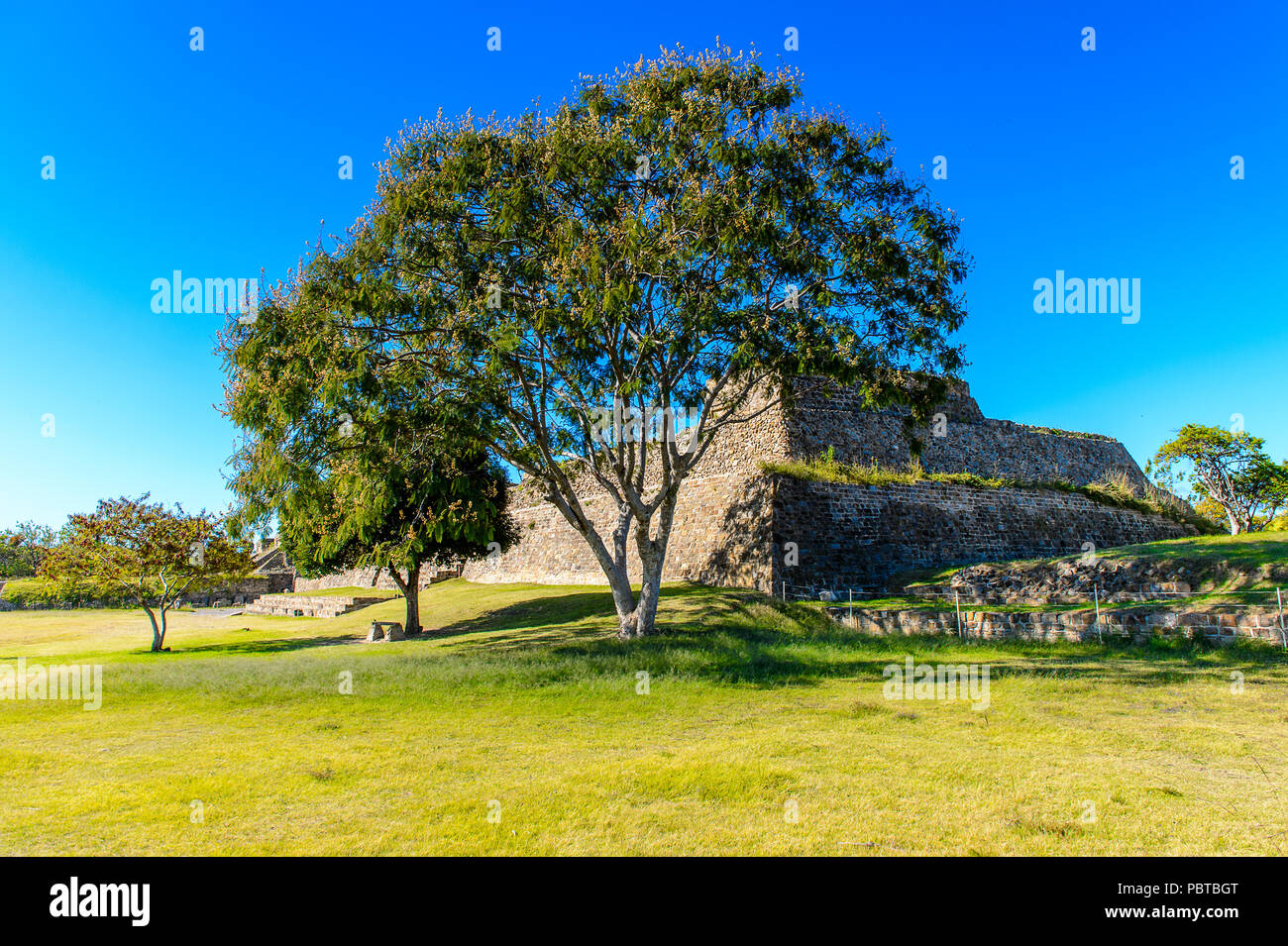 Vista del Monte Alban, una grande pre-colombiano sito archeologico di Santa Cruz Xoxocotlan comune, Stato di Oaxaca. Patrimonio Mondiale UNESCO Foto Stock