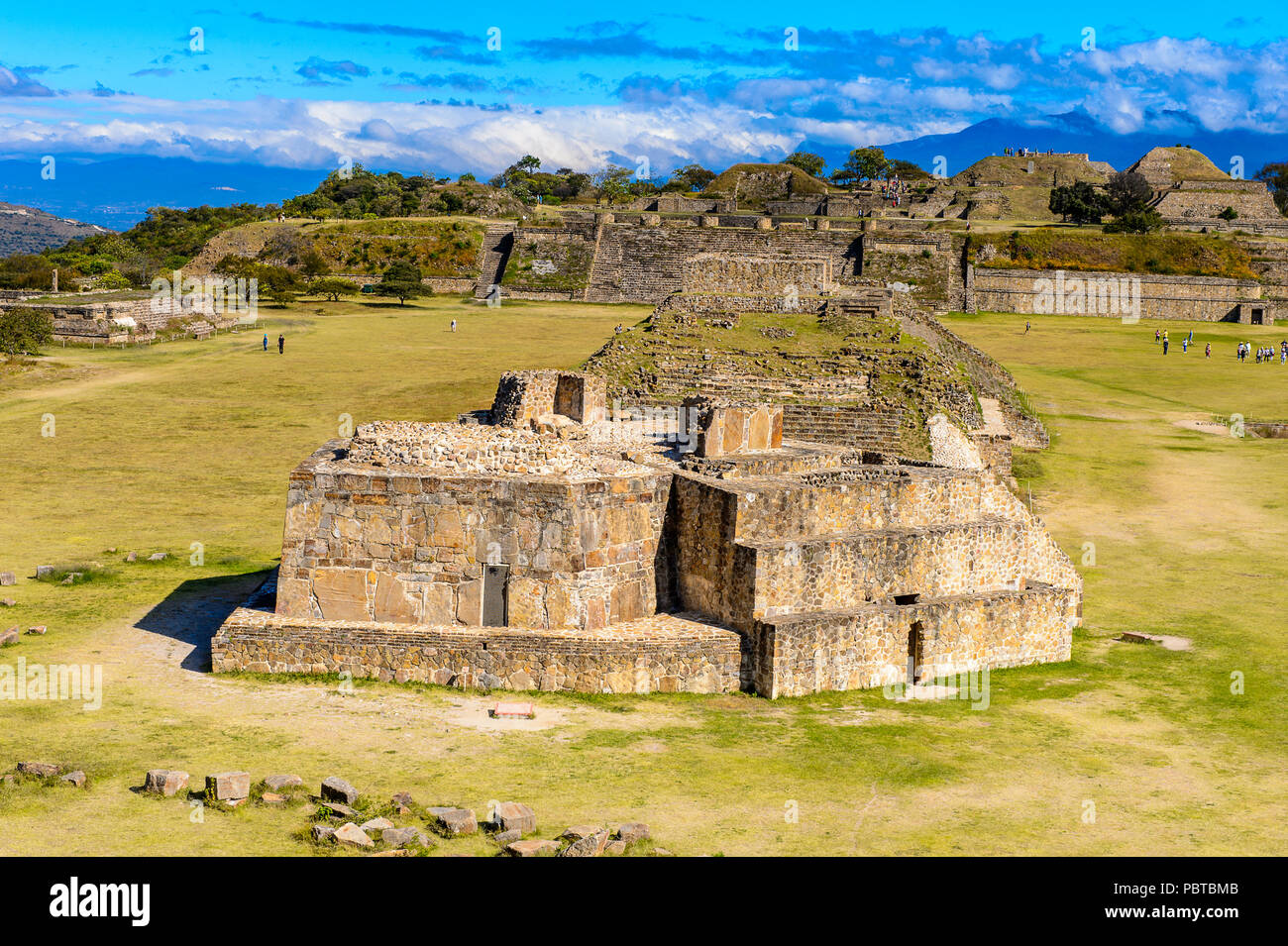 Monte Alban, una grande pre-colombiano sito archeologico di Santa Cruz Xoxocotlan comune, Stato di Oaxaca. Patrimonio Mondiale UNESCO Foto Stock