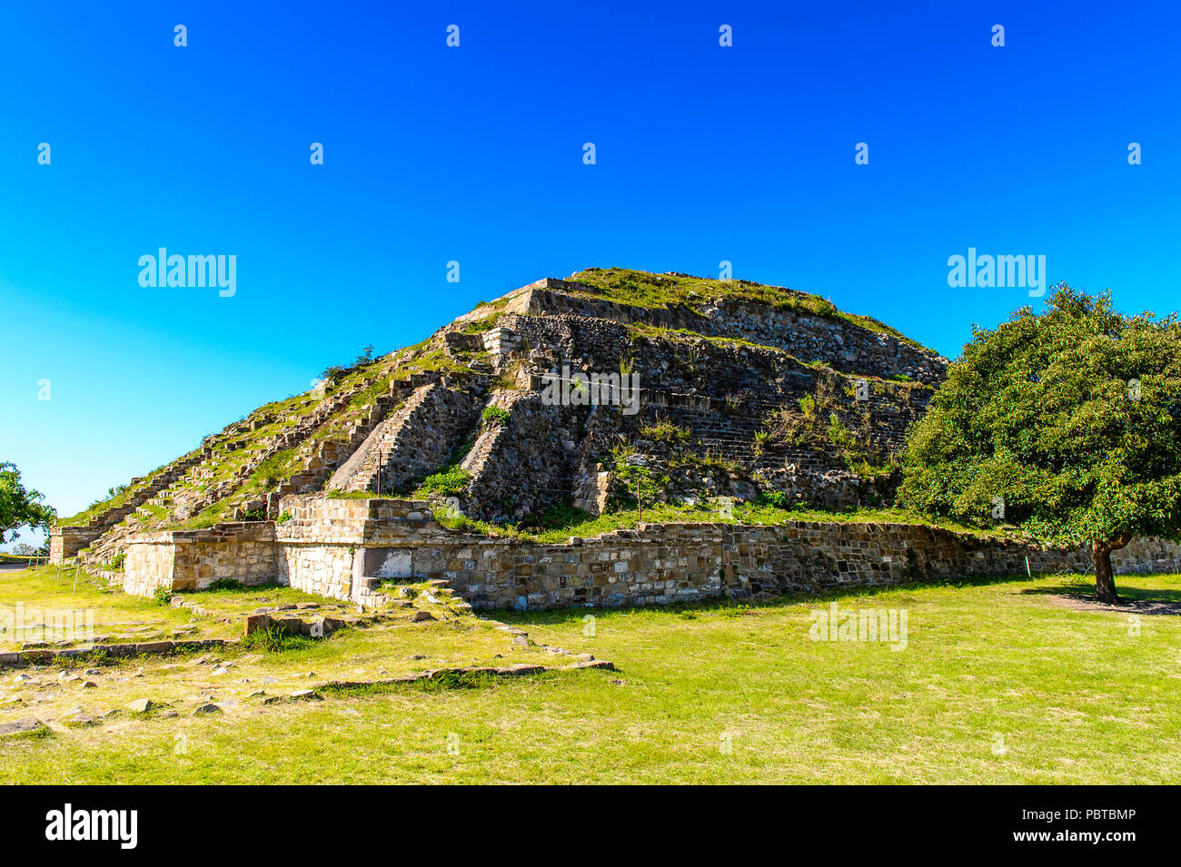 Monte Alban, una grande pre-colombiano sito archeologico di Santa Cruz Xoxocotlan comune, Stato di Oaxaca. Patrimonio Mondiale UNESCO Foto Stock