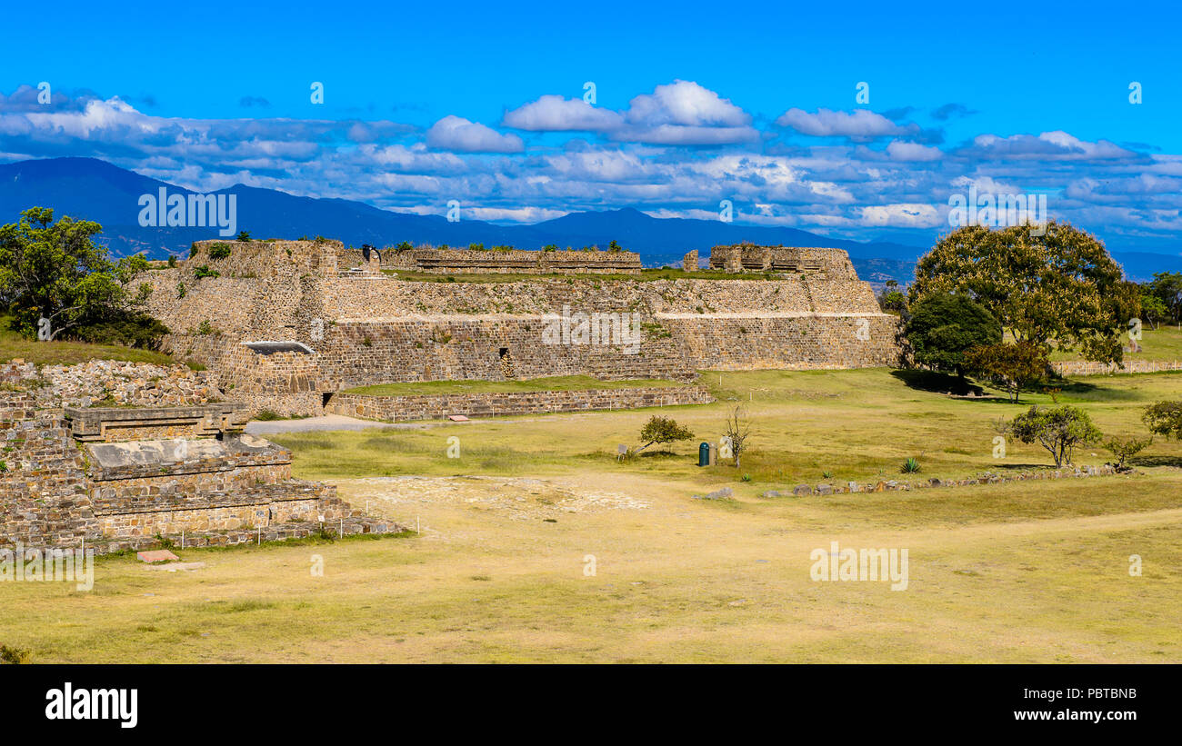 Monte Alban, una grande pre-colombiano sito archeologico di Santa Cruz Xoxocotlan comune, Stato di Oaxaca. Patrimonio Mondiale UNESCO Foto Stock