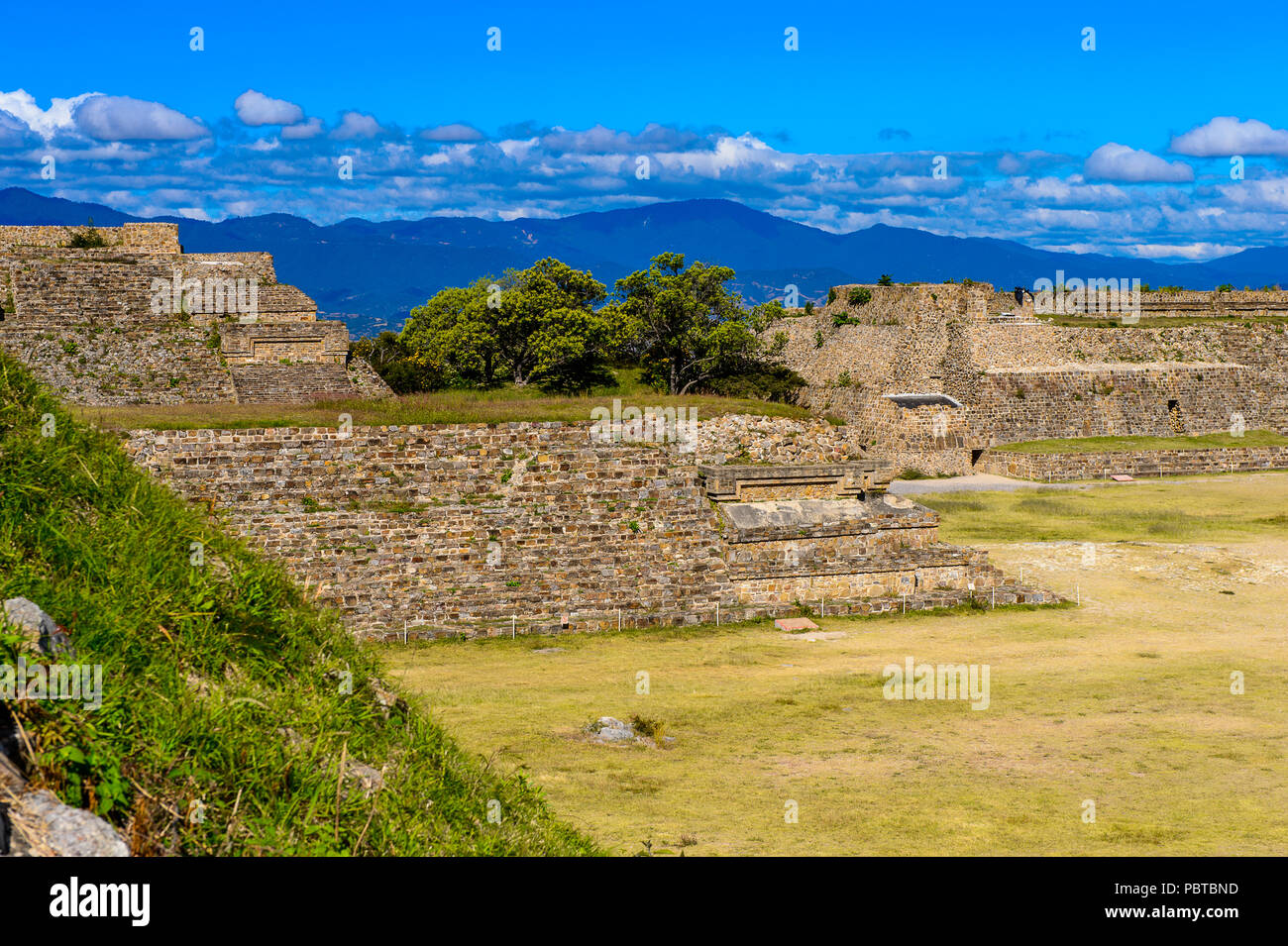 Monte Alban, una grande pre-colombiano sito archeologico di Santa Cruz Xoxocotlan comune, Stato di Oaxaca. Patrimonio Mondiale UNESCO Foto Stock