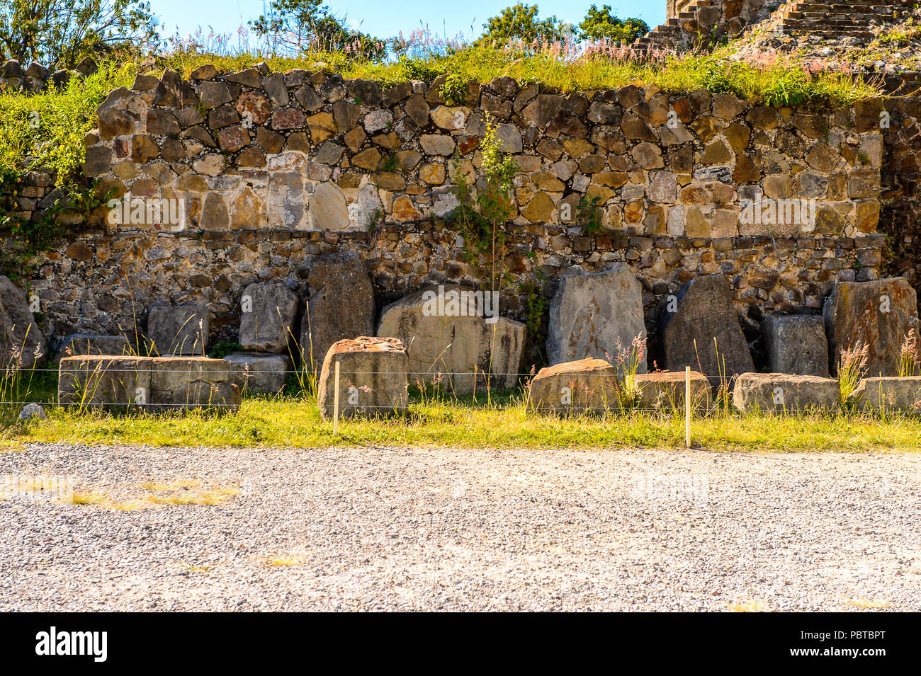 Monte Alban, una grande pre-colombiano sito archeologico di Santa Cruz Xoxocotlan comune, Stato di Oaxaca. Patrimonio Mondiale UNESCO Foto Stock