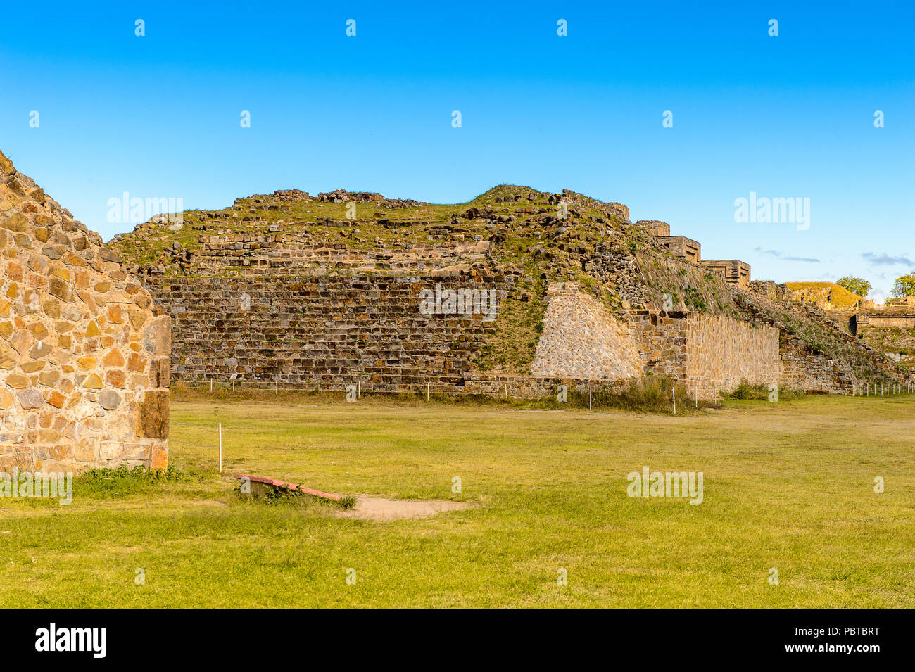 Monte Alban, una grande pre-colombiano sito archeologico di Santa Cruz Xoxocotlan comune, Stato di Oaxaca. Patrimonio Mondiale UNESCO Foto Stock