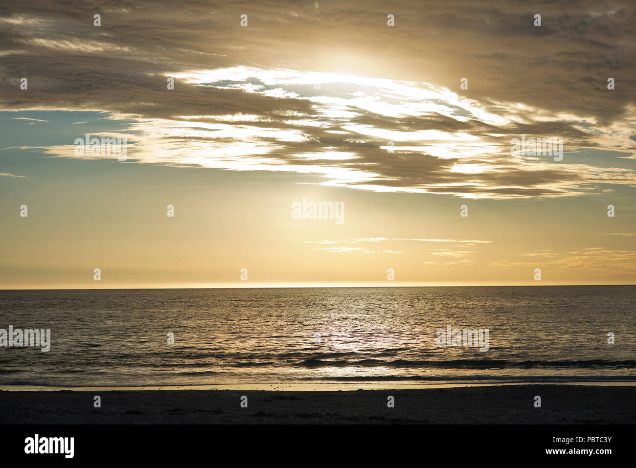 Pomeriggio di sole in nubi sul litorale dell'oceano Foto Stock