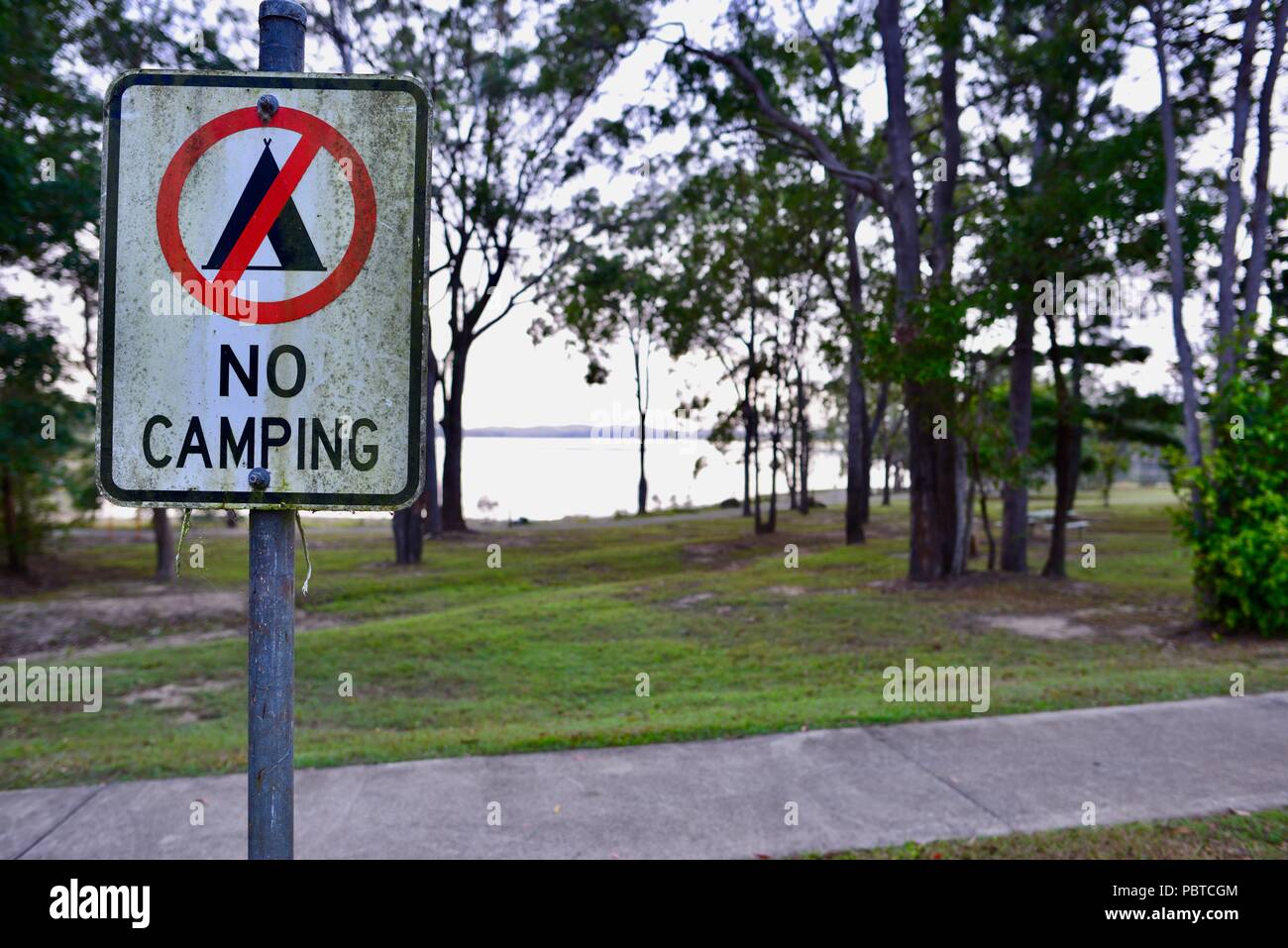 Nessun segno di campeggio, Lago Tinaroo, altopiano di Atherton, QLD, Australia Foto Stock