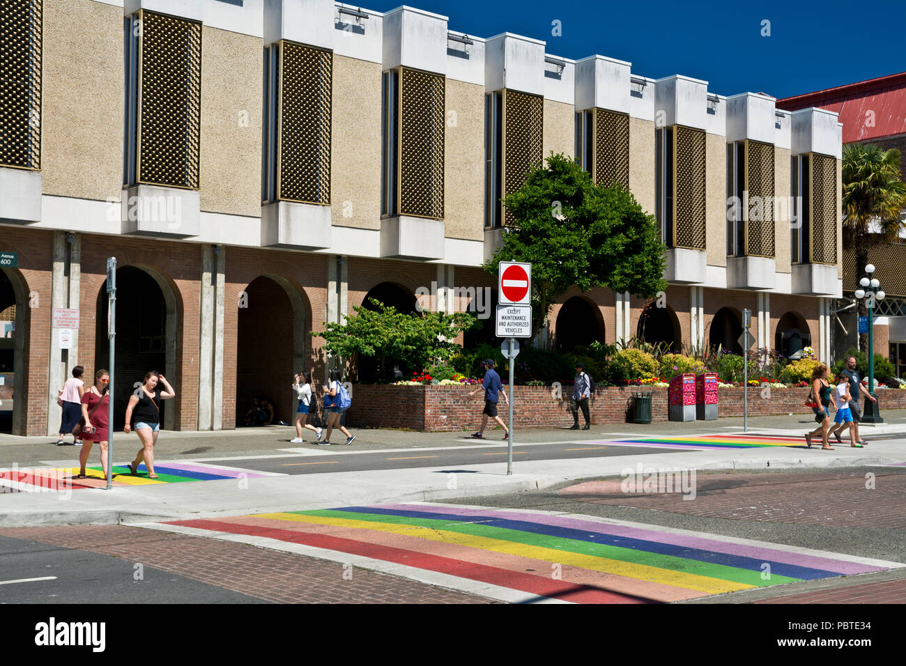 Pedoni e Rainbow crosswalks nel centro cittadino di Victoria, BC, Canada. Foto Stock