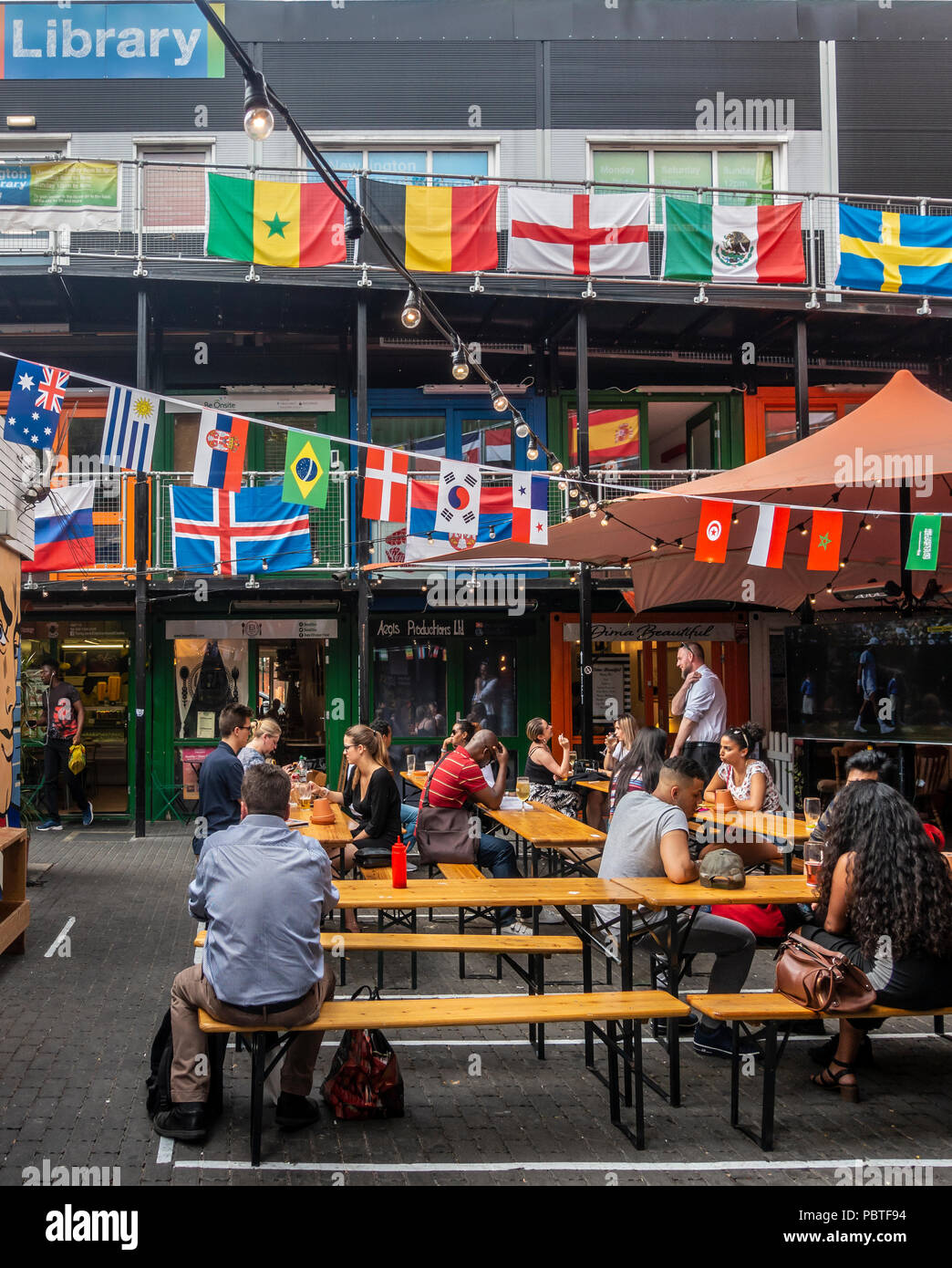 I clienti a mangiare le opere d'arte, un collettivo di posti in cui mangiare e le aziende di piccole dimensioni che operano al di fuori di vecchi contenitori di spedizione; Elephant and Castle, Foto Stock