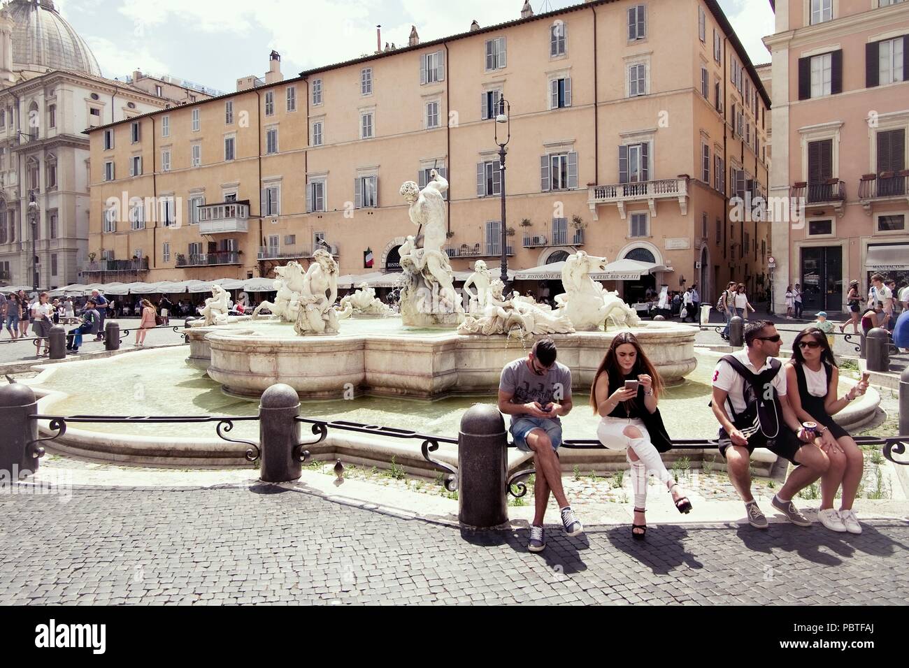Roma, Italia - 29 giugno 2018: turisti resto nella famosa Piazza Navona, Roma, Italia, con una fontana con statue dietro di essa Foto Stock