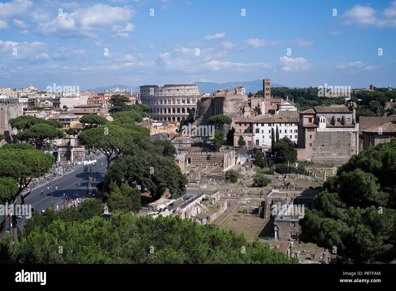 Roma, Italia - 29 giugno 2018: vista del Colosseo e dei Fori Imperiali, monumenti visitato ogni anno da milioni di turisti provenienti da tutto il mondo Foto Stock