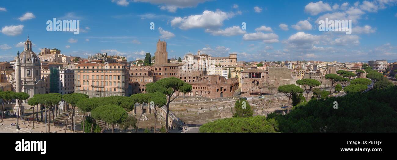 Vista del Colosseo, i Mercati di Traiano e dei Fori Imperiali, monumenti visitato ogni anno da milioni di turisti provenienti da tutto il mondo Foto Stock