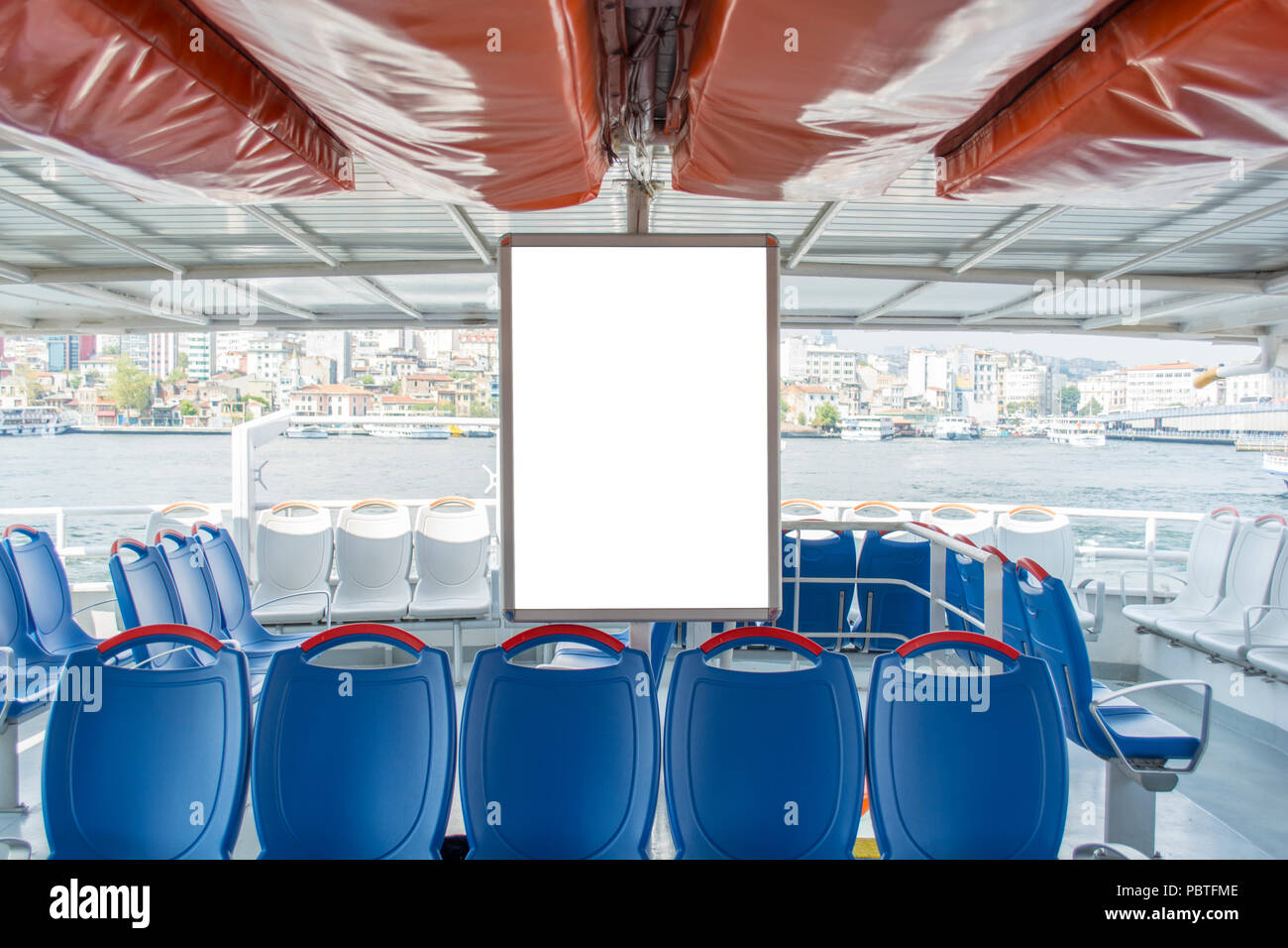 Tabellone verticale entro il traghetto in Istanbul TURCHIA Foto Stock
