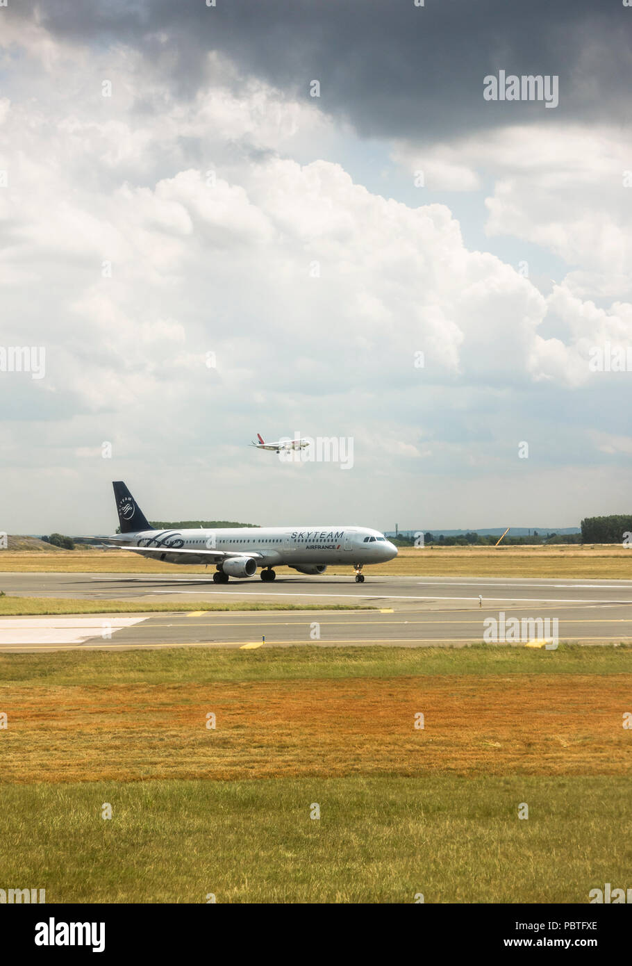 Air France Airbus A321-212 in attesa di decollare in pista, Charles de Gaulle di Parigi, Francia. Foto Stock