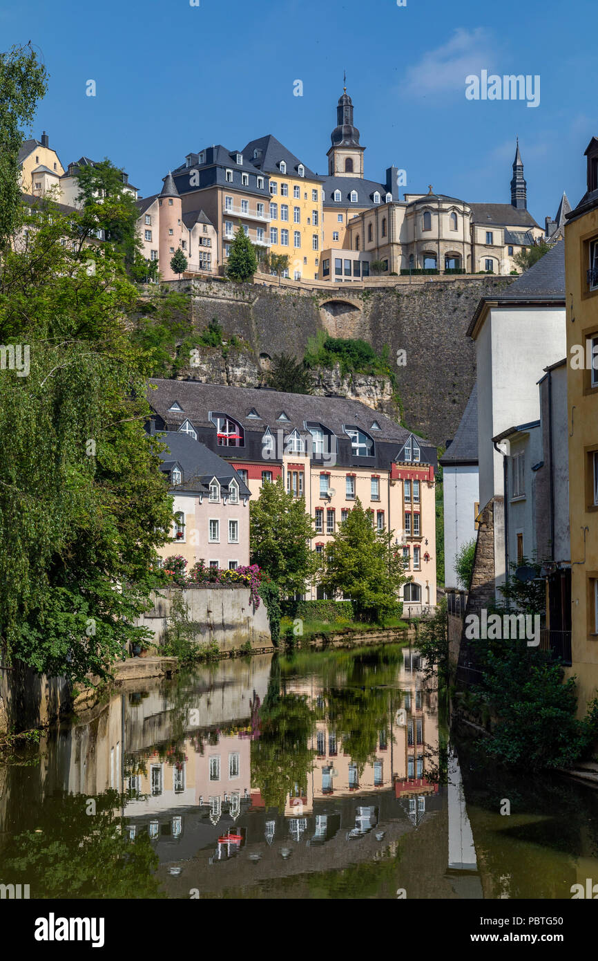 Città di Lussemburgo - Ville de Luxembourg. Le mura della vecchia città visto dal Grund area della città. Foto Stock