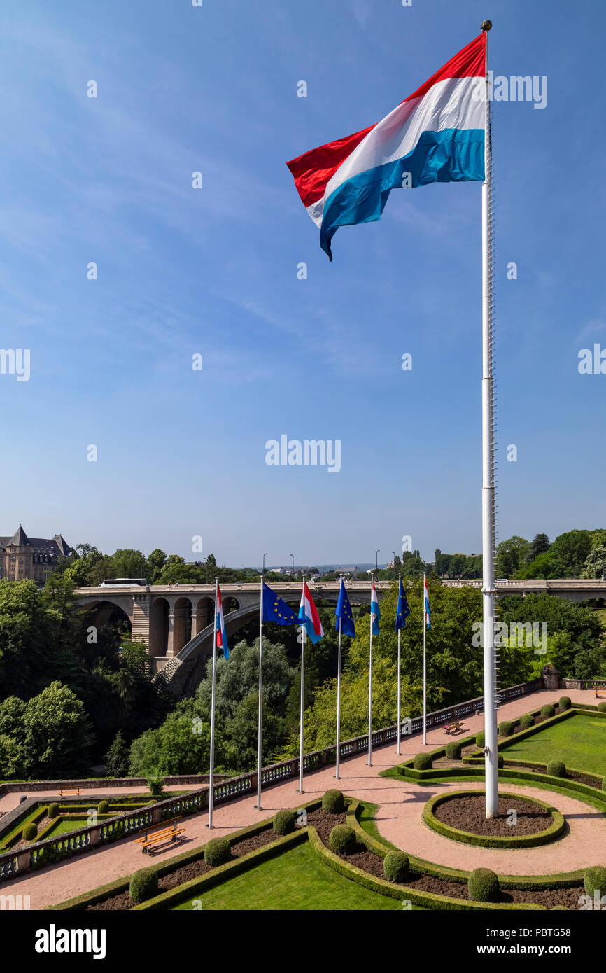La bandiera nazionale del Lussemburgo volando sul Parc de la Costituzione nella città di Lussemburgo nel Granducato di Lussemburgo - Europa. Foto Stock