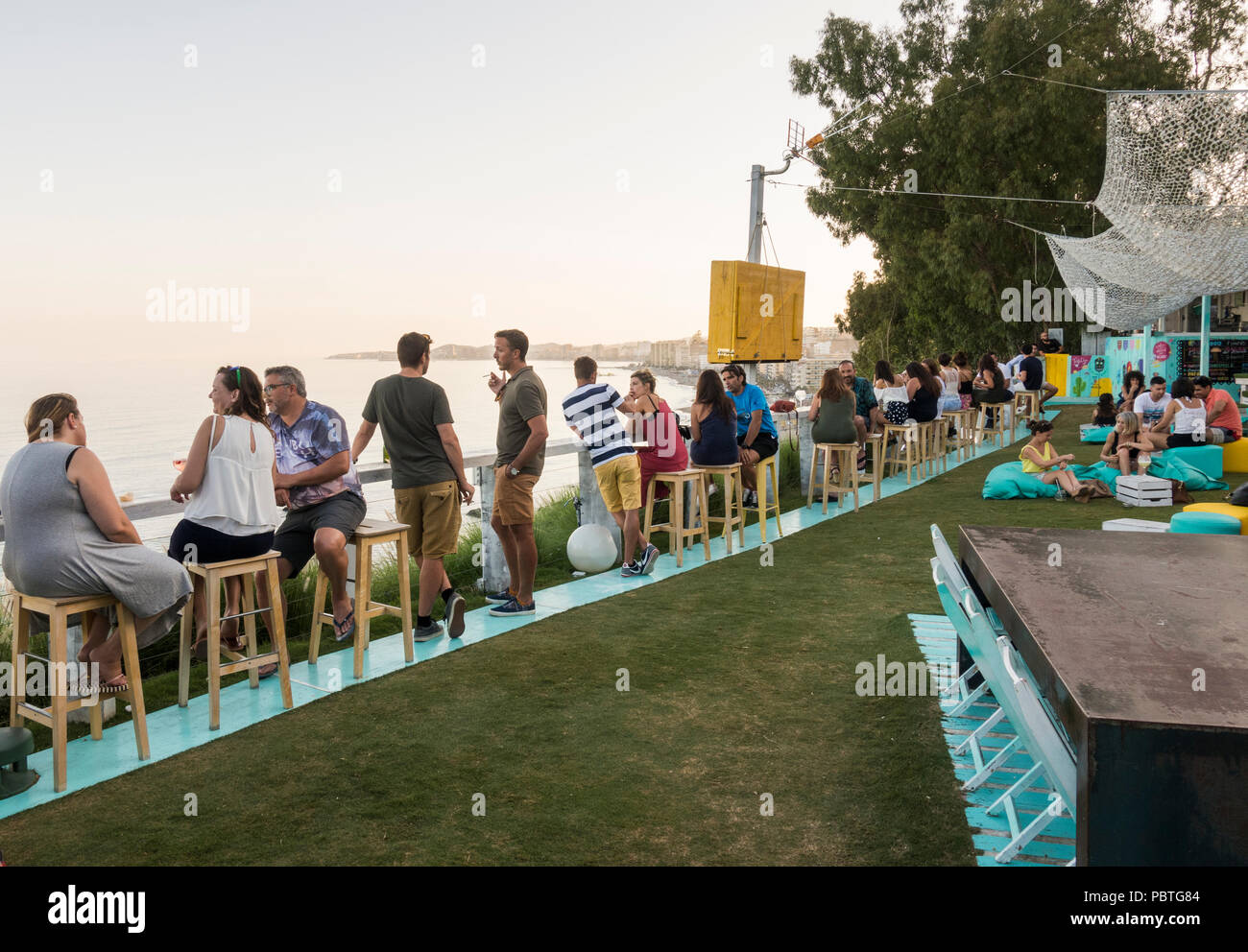 Il Beach bar affacciato sul mar Mediterraneo, al tramonto, Benalmadena, Malaga, Spagna. Foto Stock