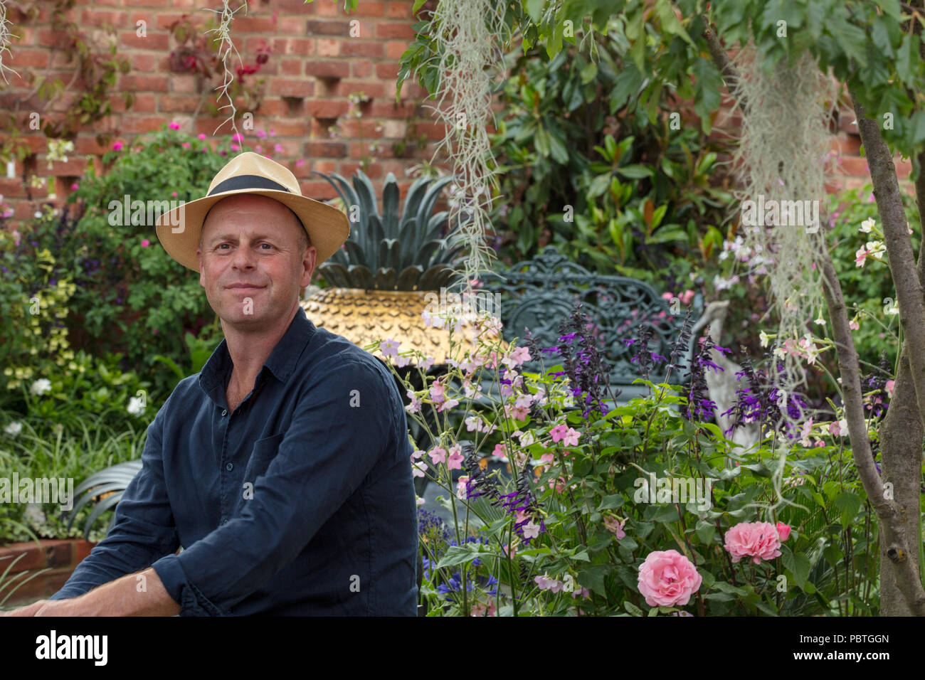 Joe Swift, personalità della televisione inglese del giardino, scrittore, progettista del giardino, al RHS Hampton Court Flower Show 2018. Foto Stock