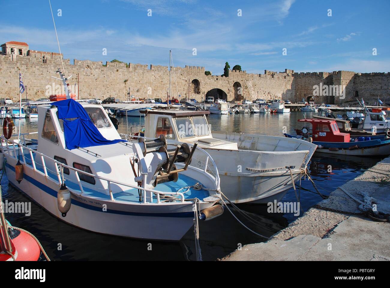 Barche ormeggiate nel porto di Kolona a Rodi città vecchia sull'isola greca di Rodi il 12 giugno 2018. La città vecchia è un patrimonio mondiale UNESCO Ste. Foto Stock