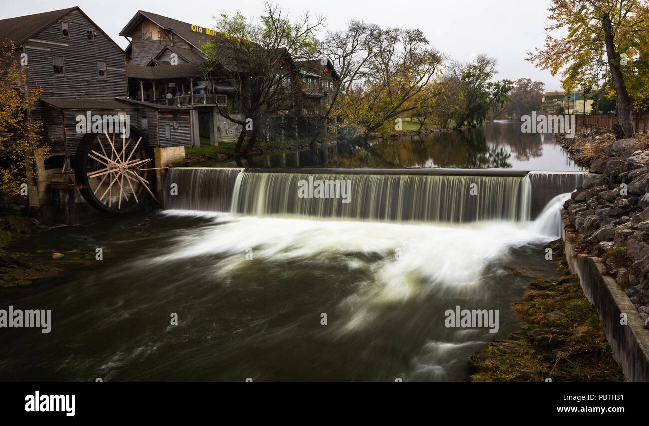 Un piccolo fiume di piccione in esecuzione su weir thru Pigeon Forge, Tennessee, Stati Uniti d'America Foto Stock