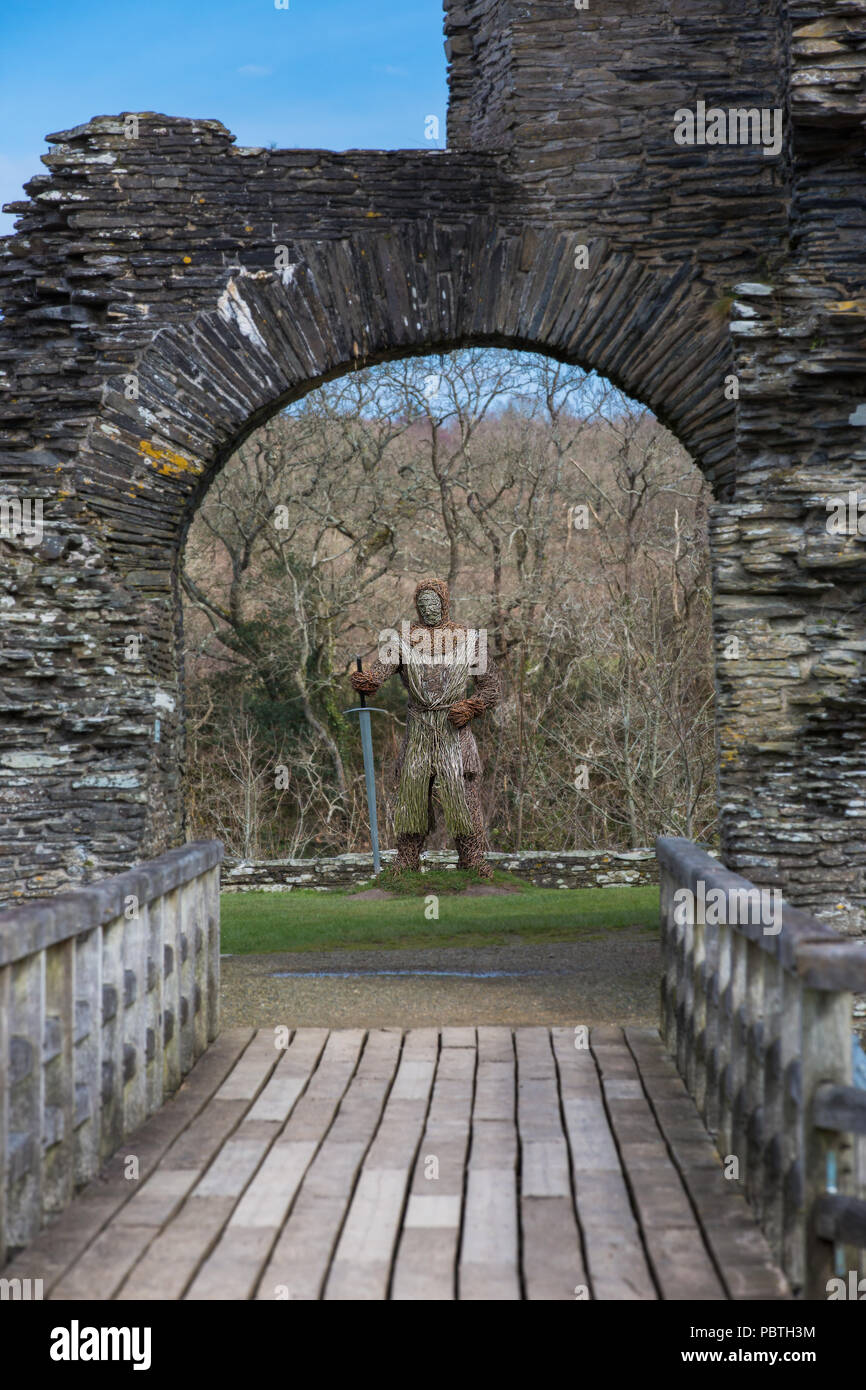 Uomo di vimini statua a Cilgerran Castle, Cilgerran, Pembrokeshire, Galles, vicino Cardigan Foto Stock