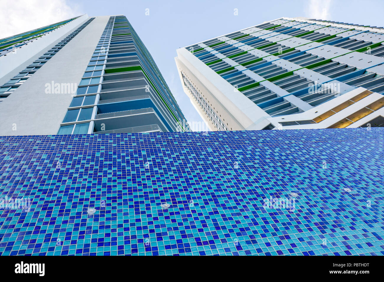 Miami Florida,Downtown,One Miami,condominio appartamenti residenziali edificio edifici alloggio, grattacieli grattacieli edificio bui Foto Stock